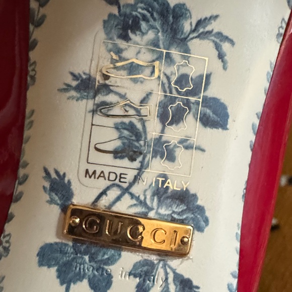 Gucci Red Patent Leather Flats with Gold Logo - Picture 10 of 11